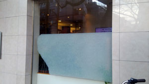 東京都K歯科医院ガラスフィルム剥離作業